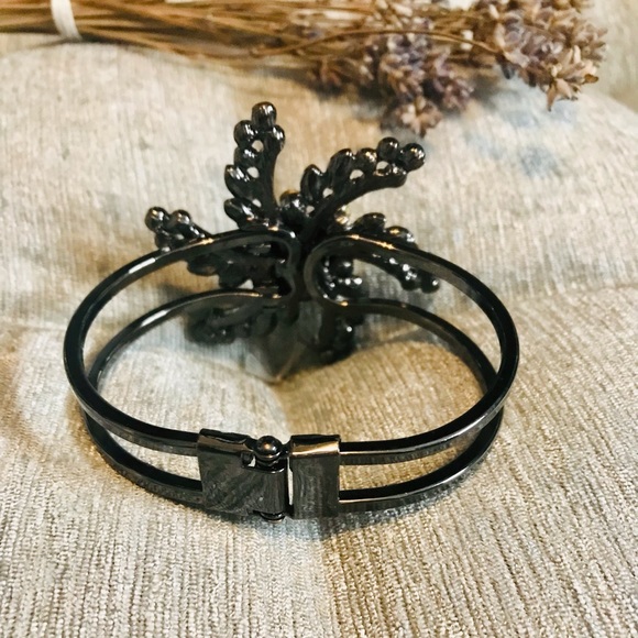 NWOT BR GUNMETAl BEJEWELLED BRACELET - Picture 8 of 11